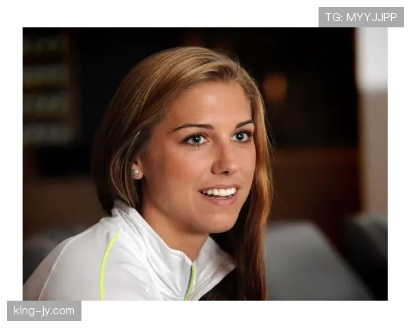 亚历克斯·摩根在家喝蛋白粉的样子，像极了我喝奶茶前摇杯子