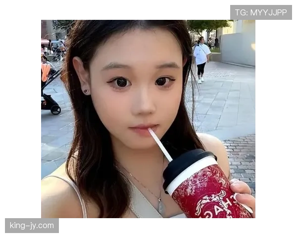 张家齐用筷子挑饭那动作，怎么看都不像个球员啊，反差太大了！