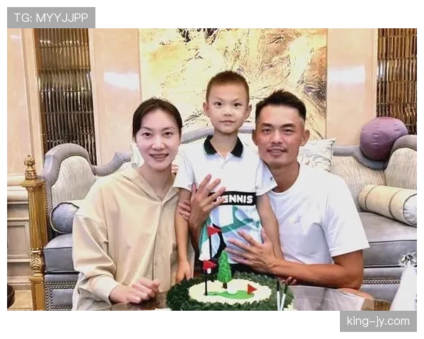 林丹拎着菜篮子站在豪车旁，那画面隔壁阿姨都懵了