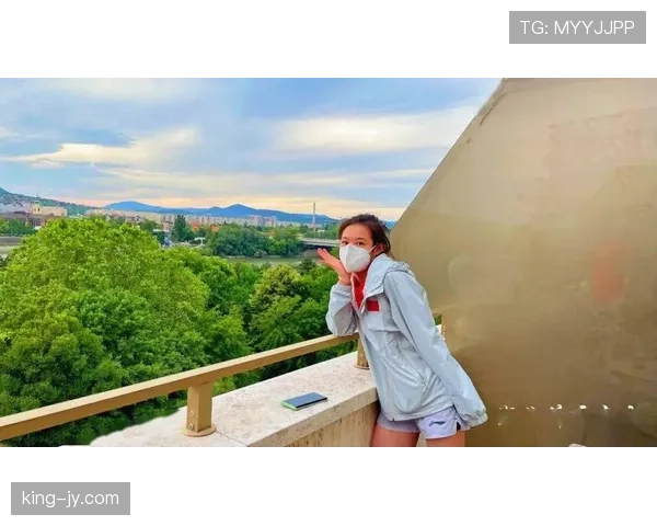 昌雅妮私下喝的水都带金箔？